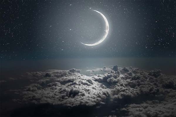 Новая Луна в ночном небе