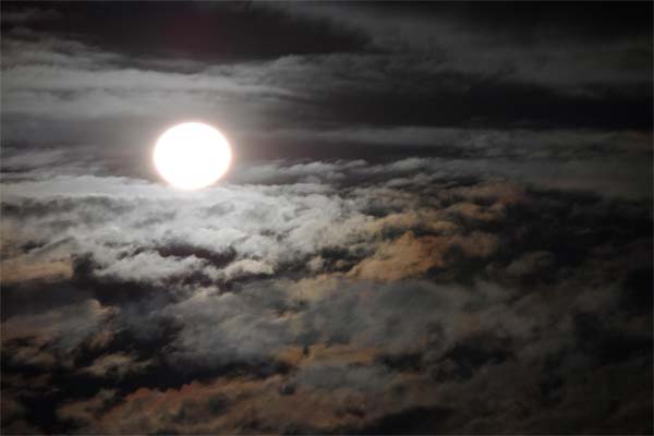 Полная Луна в мрачном ночном небе