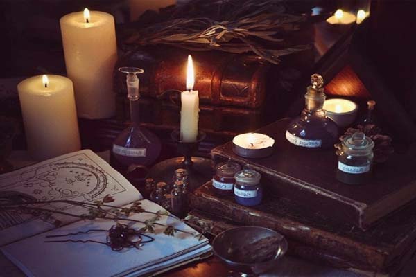 инвентарь мага - свечи, травы, волшебные книги