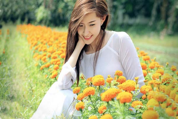 молодая девушка на фоне цветов