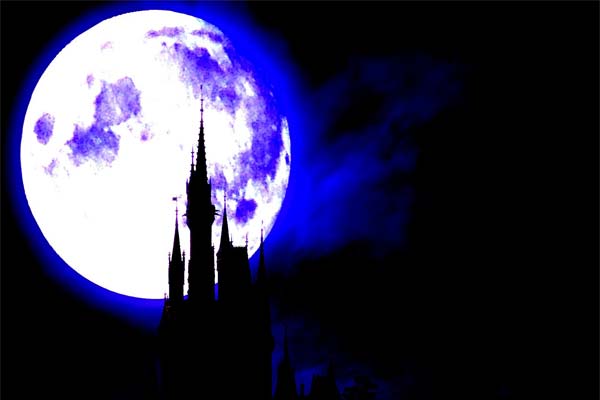замок на фоне полной Луны