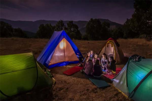 семья на отдыхе в палатке