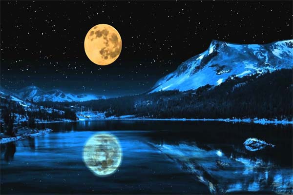 полная Луна в ночном небе