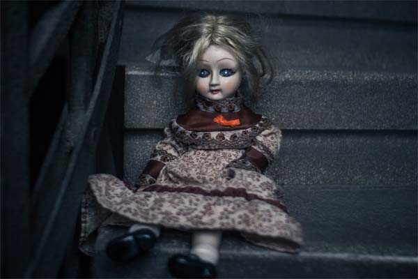 кукла на лестнице