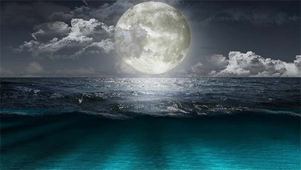 полнолуние ночью над морем