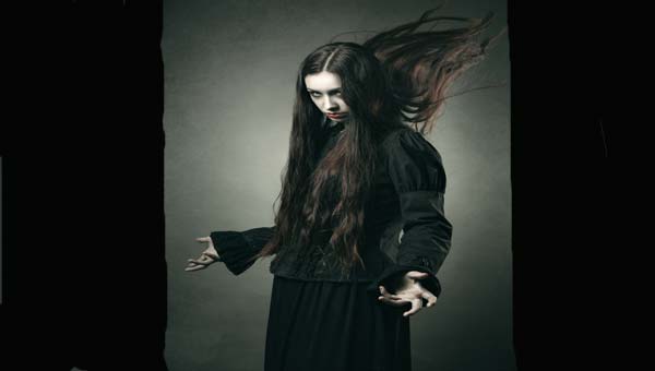 ведьма с черными волосами