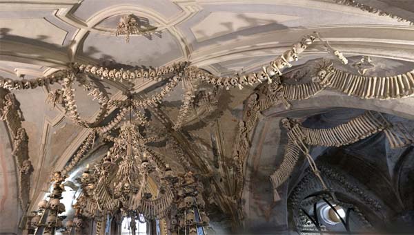 внутренний декор церкви из костей