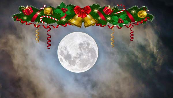 полная Луна в небе, рождественская гирлянда