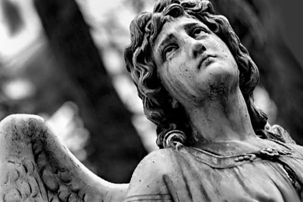 каменная скульптура в виде ангела