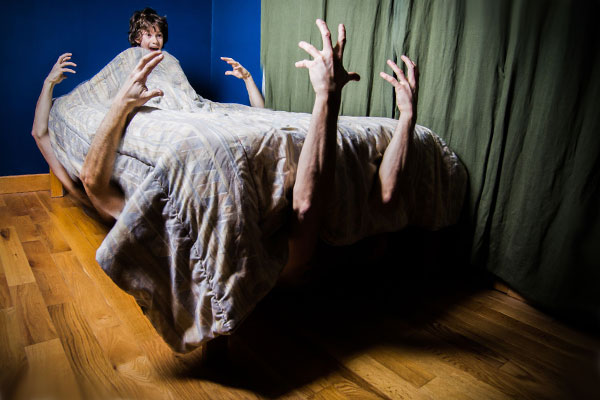 ночной кошмар - руки из-под кровати