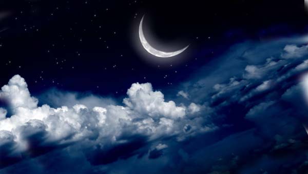 Серп молодой Луны в облачном небе
