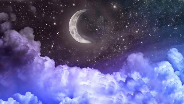 молодая Луна в ночном небе
