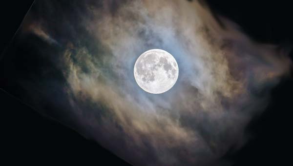 Полная луна в облачном небе