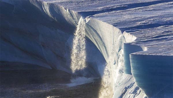 ледник тает и превращается в водопад