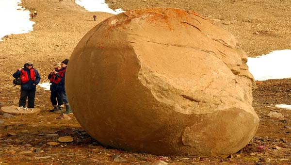 гигантский шар из камня