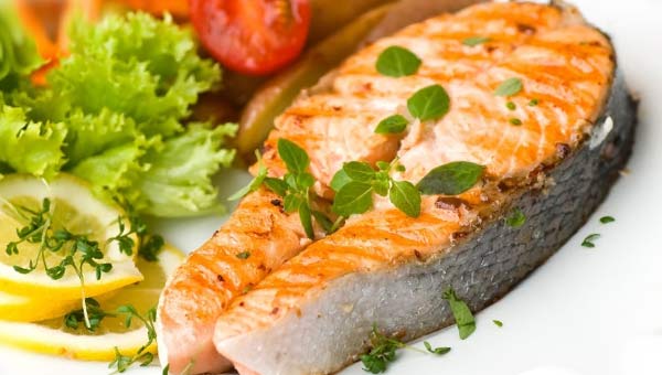 рыбный стейк и лист салата