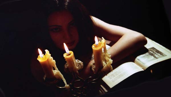 свечи, книга и девушка