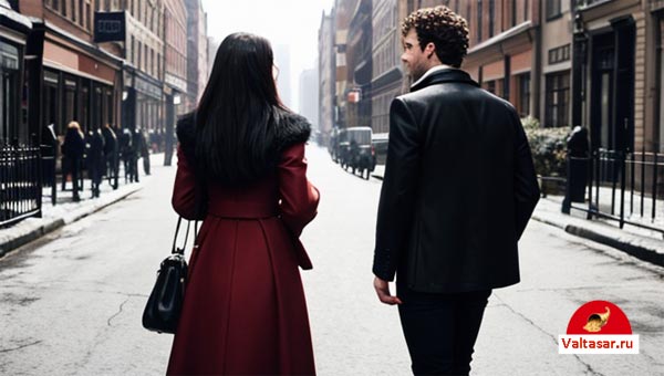 парень и девушка гуляют по городу