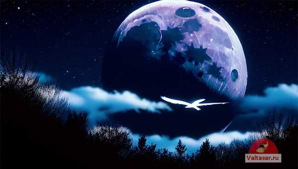 фиолетовая Луна в ночном небе