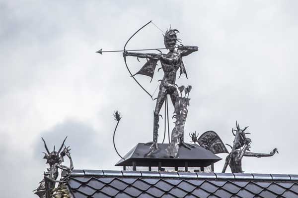 металлические скульптуры на крыше