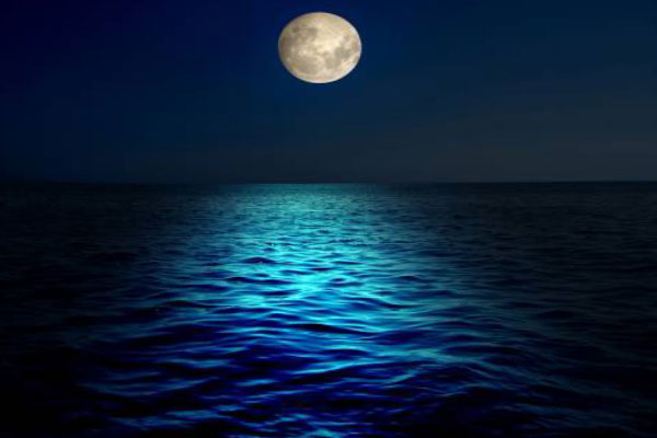 Луна над водной гладью