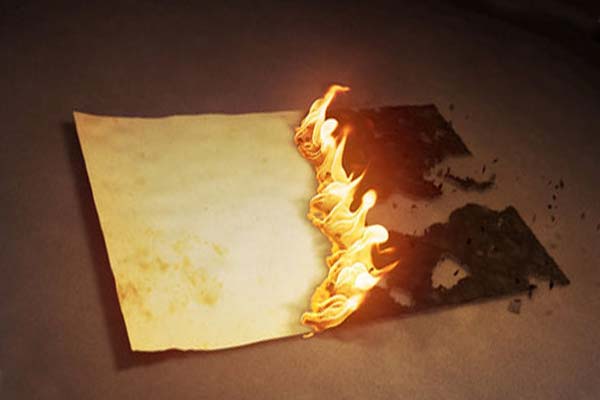 горящий листок бумаги