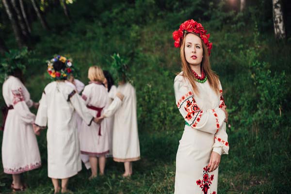девушки в славянских платьях и венках
