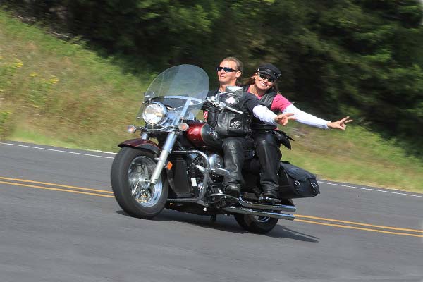 байкер с девушкой на мотоцикле