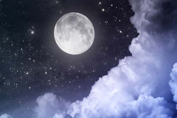 Полная Луна в ясном небе