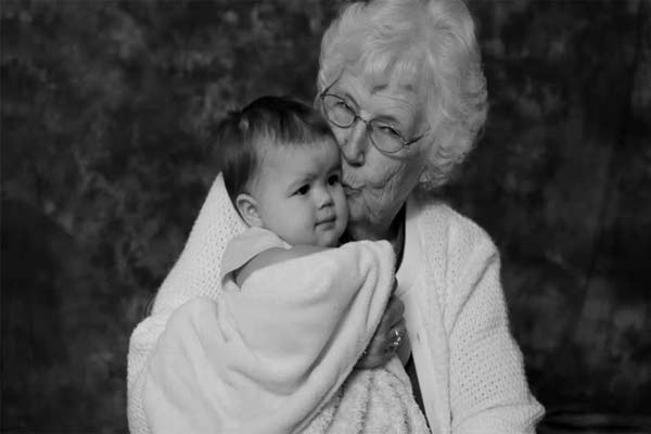 бабушка и внучка черно-белая фотография