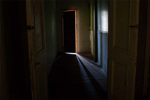 дверь в тёмную комнату