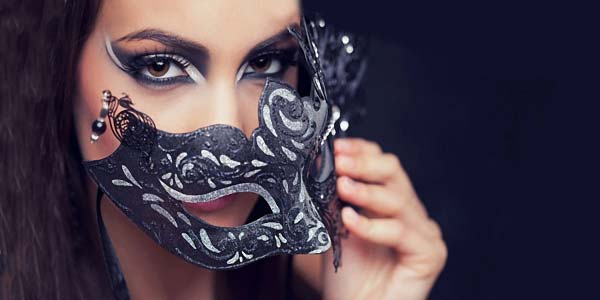 Женщина в венецианской маске