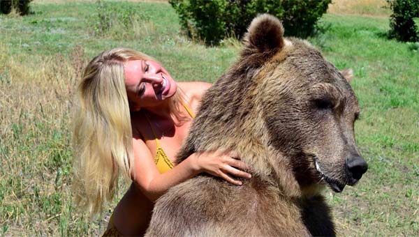 женщина и медведь
