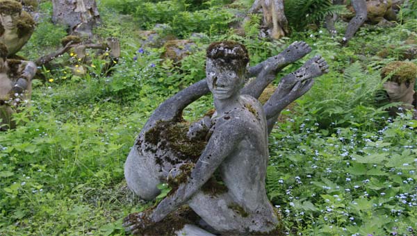 деревянные скульптуры в лесу