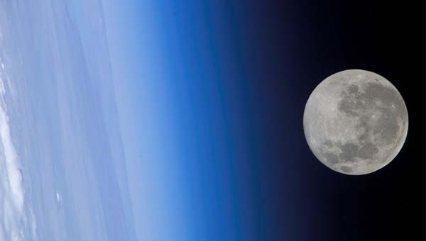 Луна с борта МКС 24 февраля 2005 года