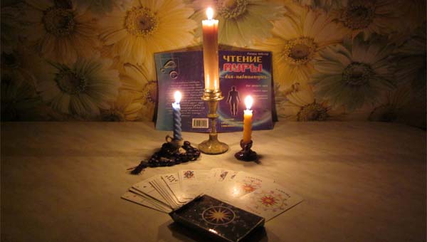 свечи, книга и карты