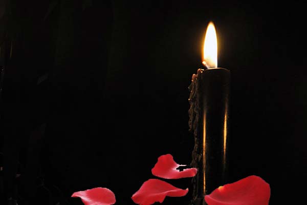 черная свеча и лепестки розы