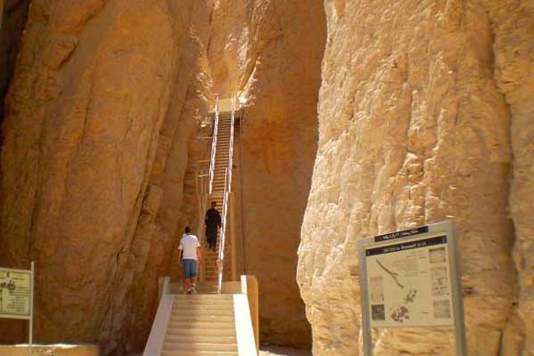 лестница - вход в усыпальницу фараона