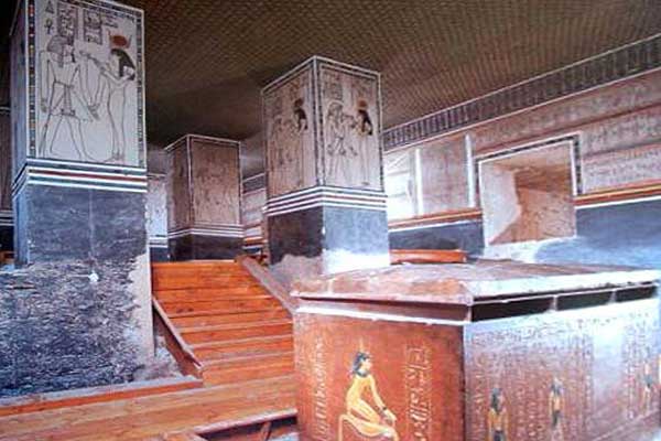 зал с колоннами и египетскими изображениями