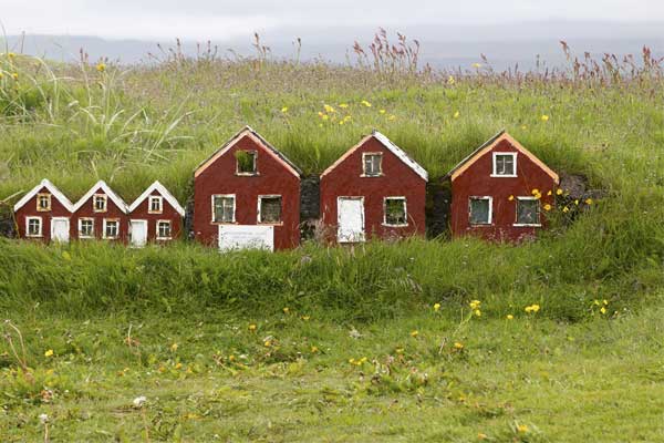 маленькие домики для эльфов на траве