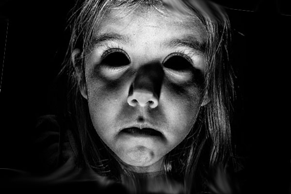 ребёнок демон с чёрными глазами