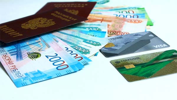 деньги российские рубли и паспорт