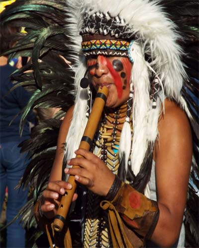 индеец играет на флейте