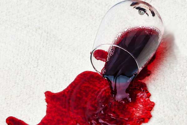 разлитый бокал с вином