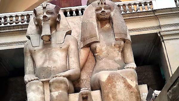 статуи фараона и его жены