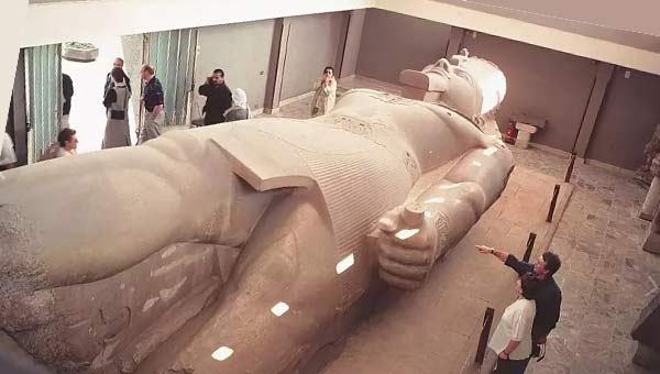 каменная статуя Рамзеса II