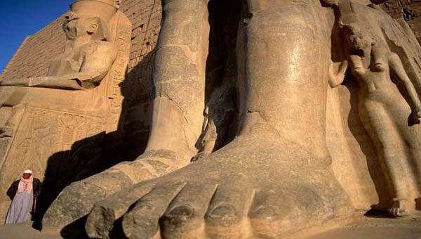 огромные ноги каменной статуи