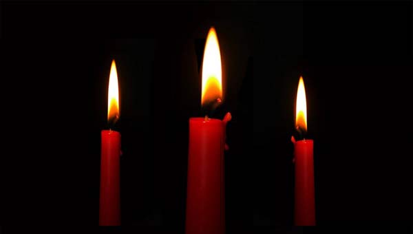 три горящие свечи
