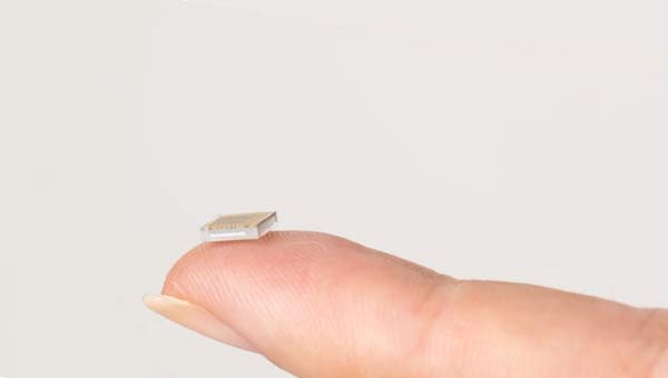 миниатюрный чип на кончике пальца