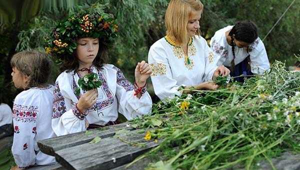дети в славянских одеждах, трава на столе